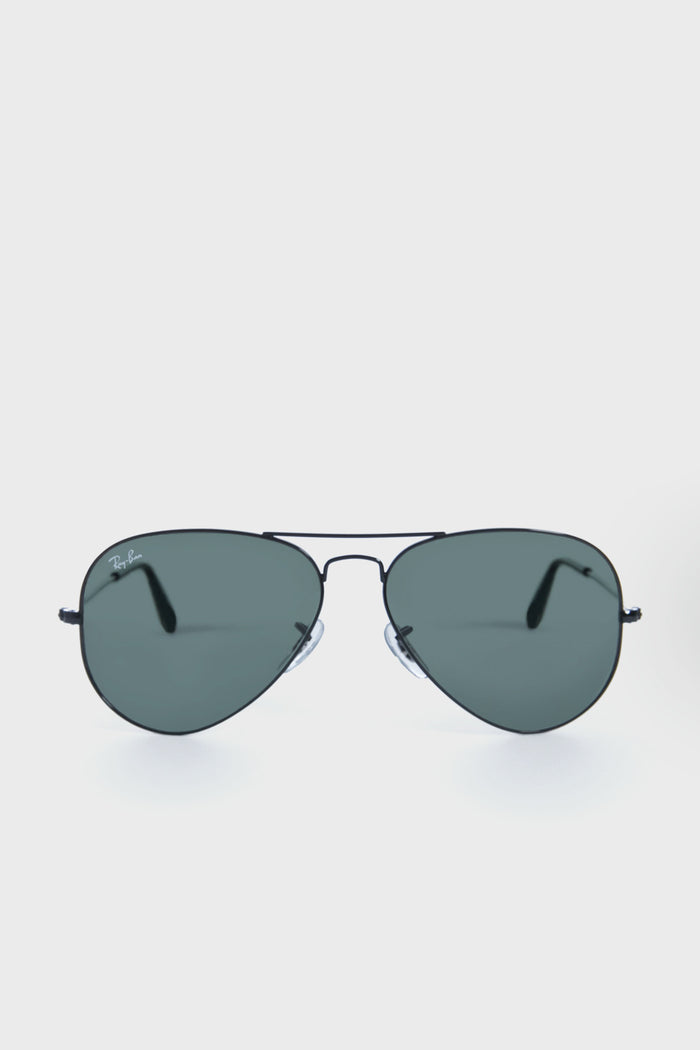 Front view of Ray-Ban black metal aviator sunglasses featuring dark lenses and the Ray-Ban logo on the top left lens.