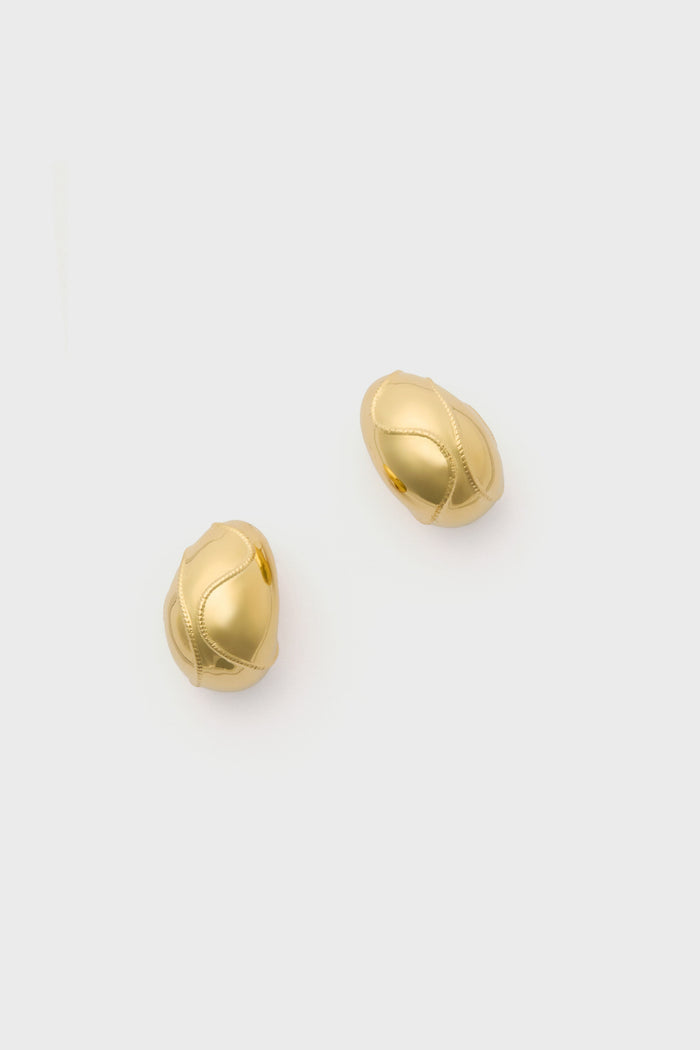 These oval-shaped clip-on earrings by Lizzie Fortunato feature gold-plated brass and subtle seam detailing, offering a classic look perfect for any occasion.