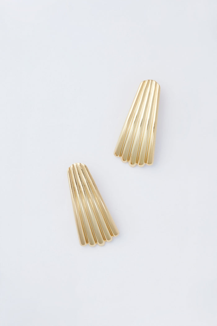 Modafleur Gold Ripple Earrings feature a captivating fan-shaped ridged design, perfect as statement jewelry or for pairing with bold outfits.
