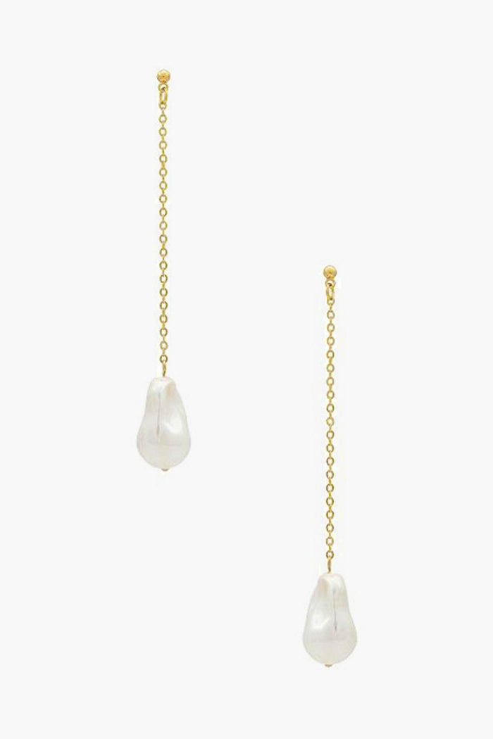 The Petit Moments Gold Wren Earrings feature gold chains and irregular faux pearls at the ends, bringing a touch of elegance to any look.