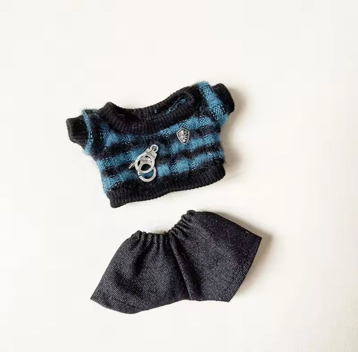 •Jumper (handcuffs attached 
4 colour choices).

• Trousers. (Dark Grey)

• Shoes. (Black)

• Hat. (Black
