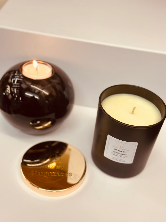 Our Matte Black (Orange &amp; Bergamot) Scented Candle offers a refreshing combination of sweet and juicy orange, bergamot, and neroli scents. The clean and floral heart of orange blossom, lily, rose, and jasmine is complemented by a base of powdery musk and dry flowers. This combination creates a refreshing and rejuvenating ambiance for any space.