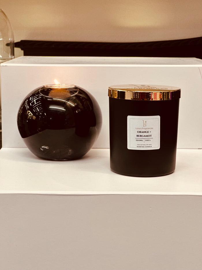Our Matte Black (Orange &amp; Bergamot) Scented Candle offers a refreshing combination of sweet and juicy orange, bergamot, and neroli scents. The clean and floral heart of orange blossom, lily, rose, and jasmine is complemented by a base of powdery musk and dry flowers. This combination creates a refreshing and rejuvenating ambiance for any space.