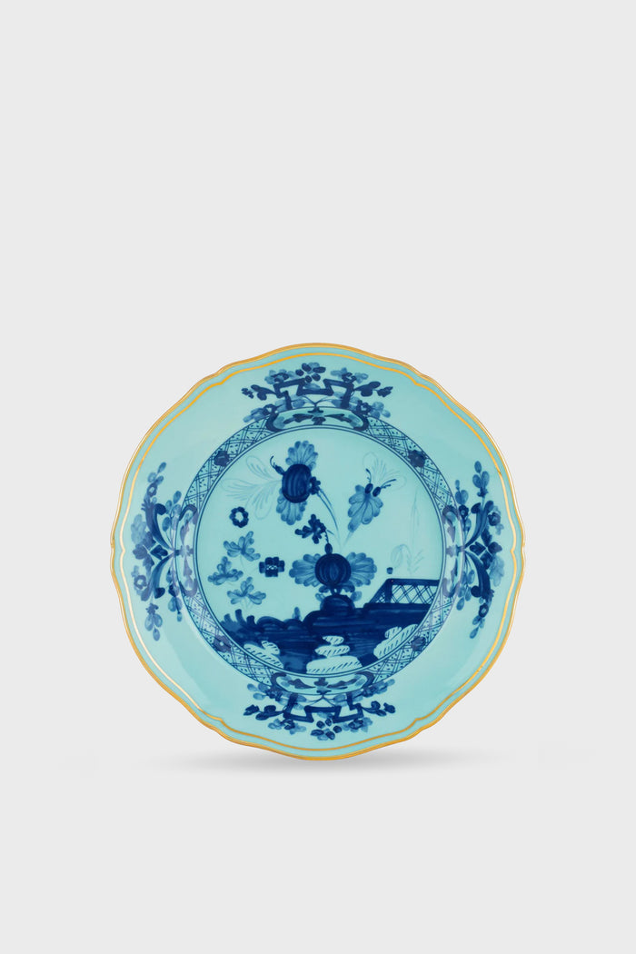 A round porcelain salad plate by Ginori 1735, handcrafted in Italy, featuring Oriente Italiano Iris dark blue floral and landscape patterns with a gold-rimmed edge.