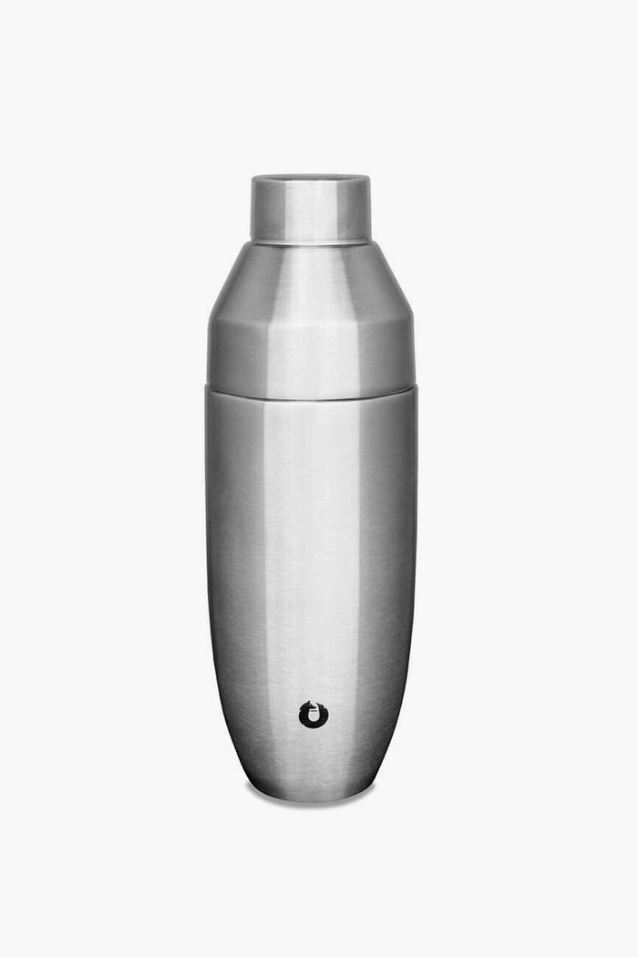 The Snowfox vacuum insulated cocktail shaker features stainless steel construction for excellent insulation and leak-proof performance, complete with a cap.