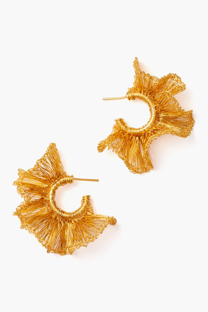 A pair of 18k gold-plated Lavish earrings featuring a ruffled, fan-inspired design—expertly crafted as Brazilian artisan jewelry.
