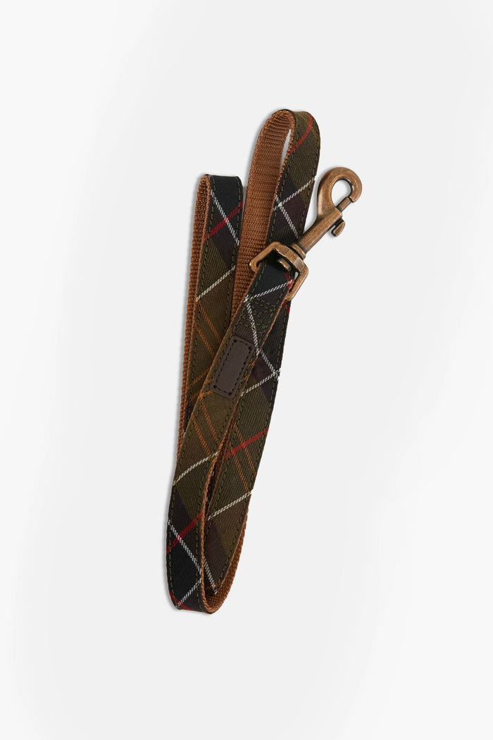 The Barbour fabric plaid dog leash features a multicolored tartan pattern and sturdy metal clasp, making it perfect for daily walks with your pup.