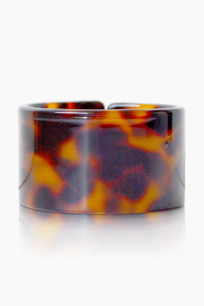 Chefanie glossy resin napkin ring features a wide, open-ended design with a tortoiseshell pattern in brown and amber—ideal for adding elegance to any tablescape.